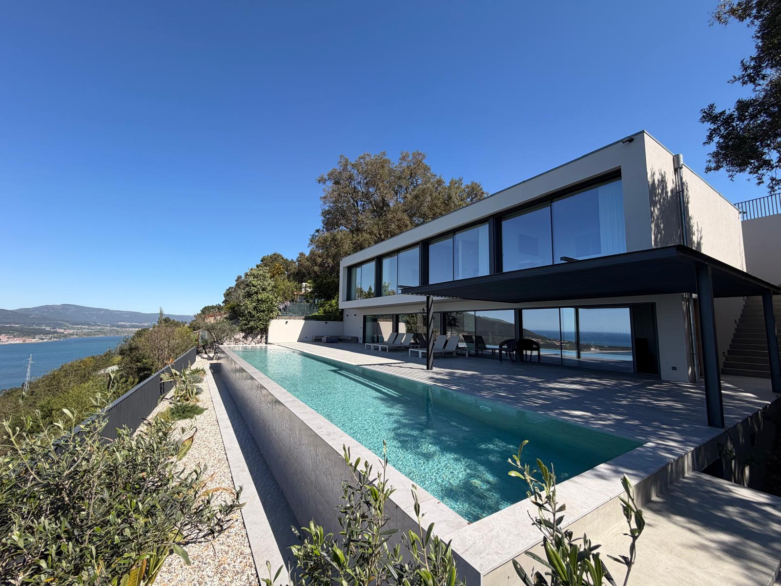 Das Haus von S4P.PT.Caminha — die Poolterrasse und dahinter die Mündung des Minho